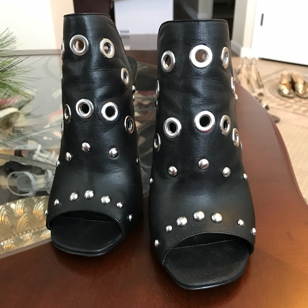 Sexy leather mule heels 😍